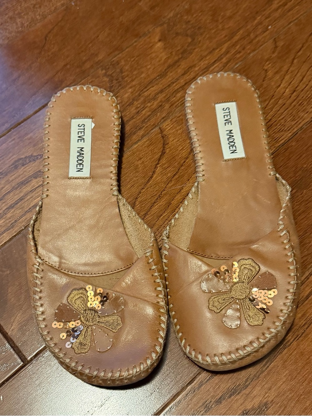 Women’s Steve Madden Mandalay Tan Leather Slip-On Mules w/ Flower Accent. Size 6